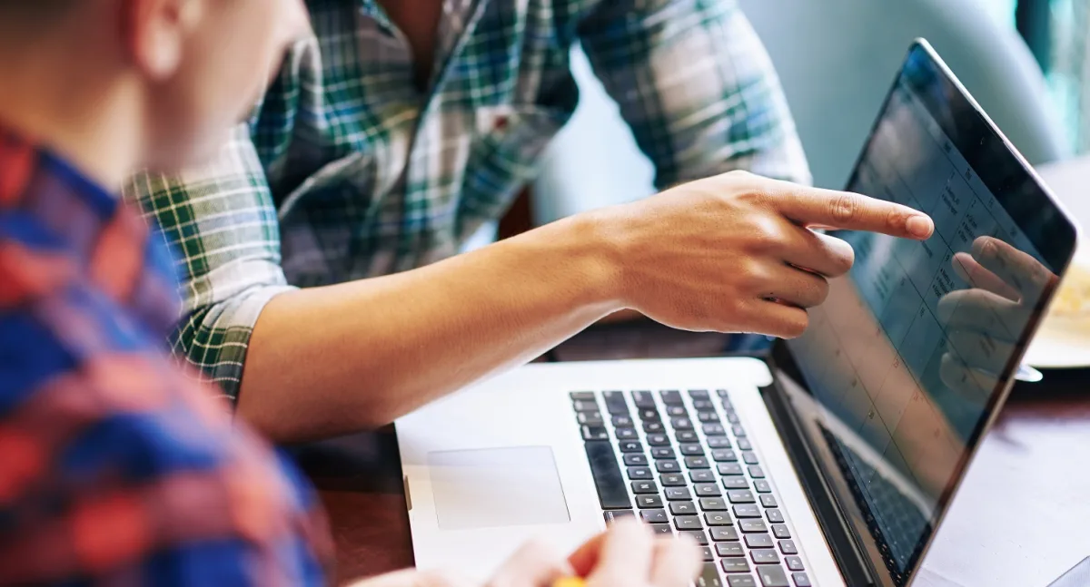 Gadżety reklamowe dla pracowników – co sprawdzi się w pakiecie powitalnym?
